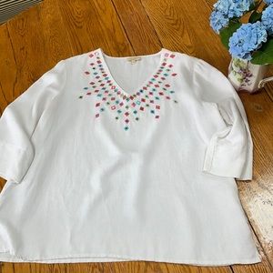 Choices white tunic top, size large, fabric 100% linen. Details at neckline.